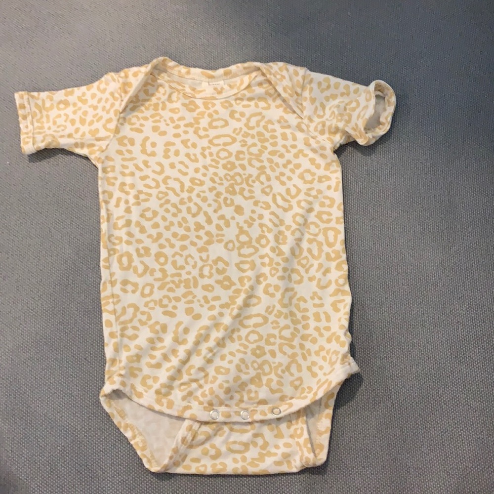 Kate quinn onesie size 6-12 months EUC